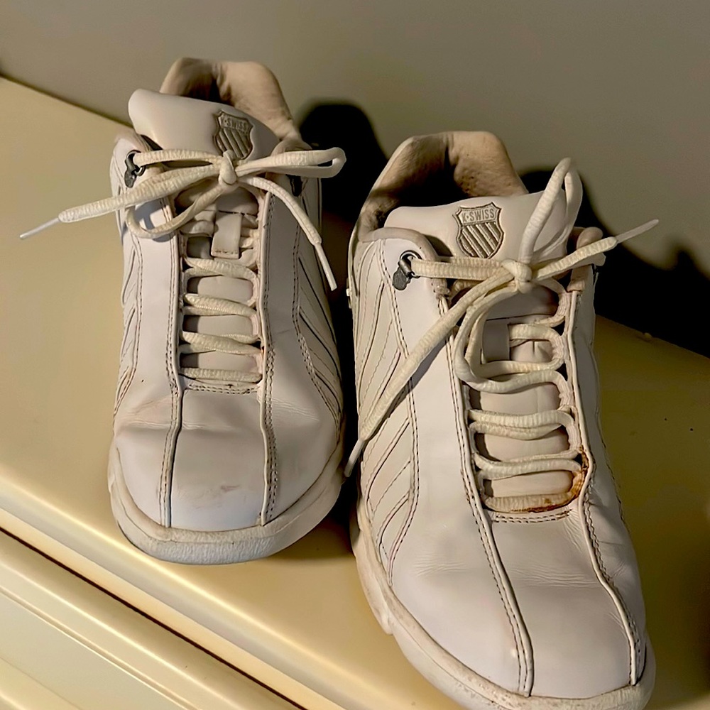 K-Swiss size 9 tennis shoe